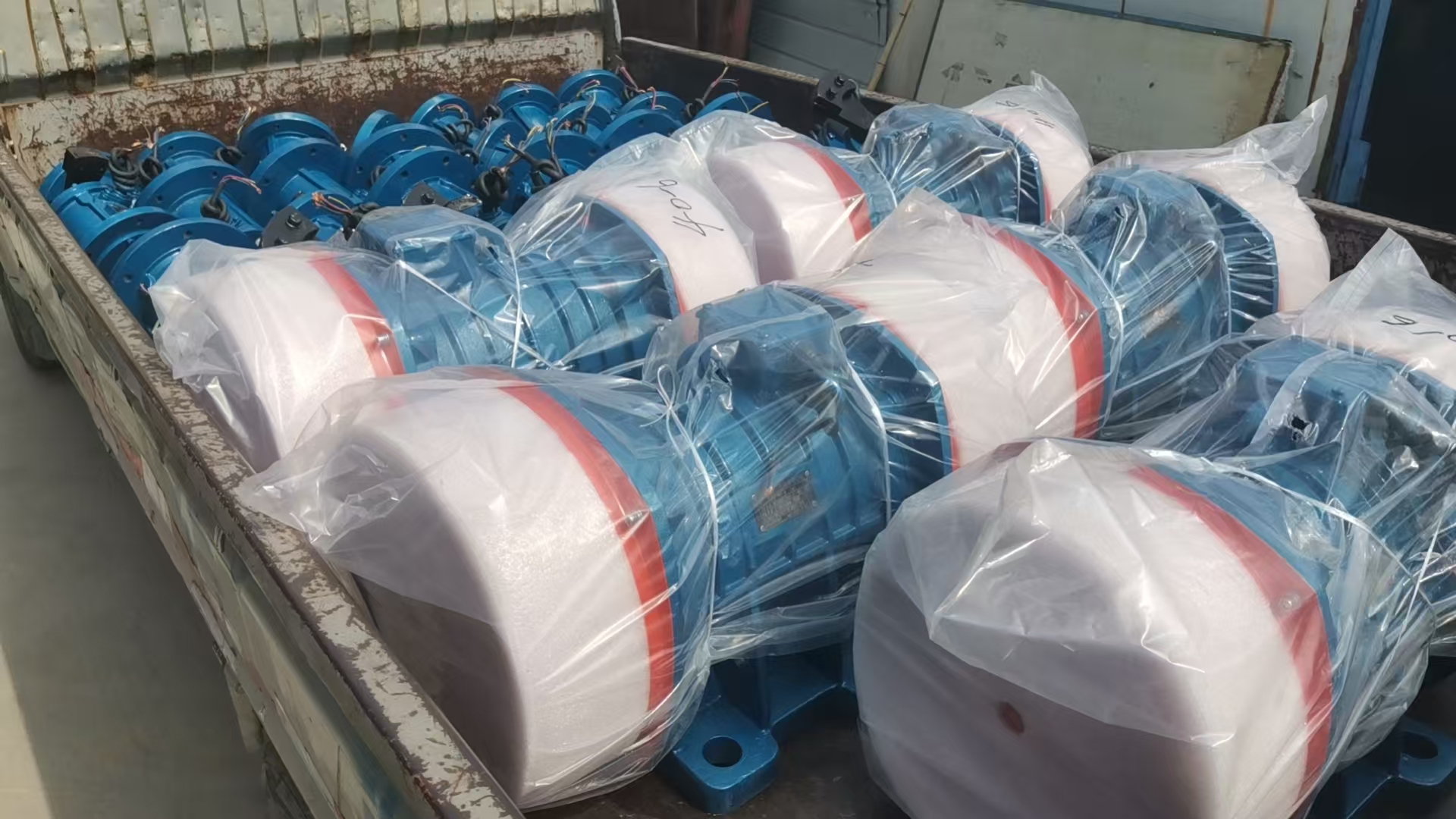 三江YZS振動電機，YZUL立式電機發(fā)貨